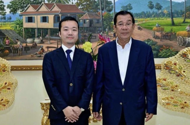 Chen Zhi (bên trái) và Thủ tướng Hun Sen (bên phải)