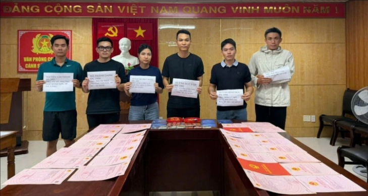 Nhóm đối tượng bị tạm giữ cùng tang vật.