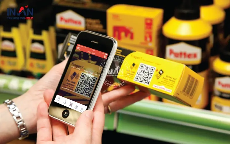 Một người dùng đang sử dụng điện thoại thông minh có cài đặt ứng dụng VietCheck quét mã QR in trên vỏ hộp của sản phẩm để kiểm tra các thông tin của sản phẩm đã được blockchain hoá