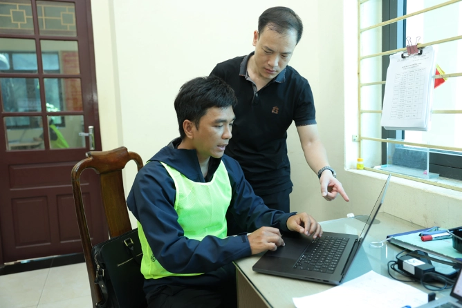Cán bộ cơ quan an ninh điều tra xác minh hoạt động thiết kế video mời gọi đánh bạc của nhóm tội phạm.