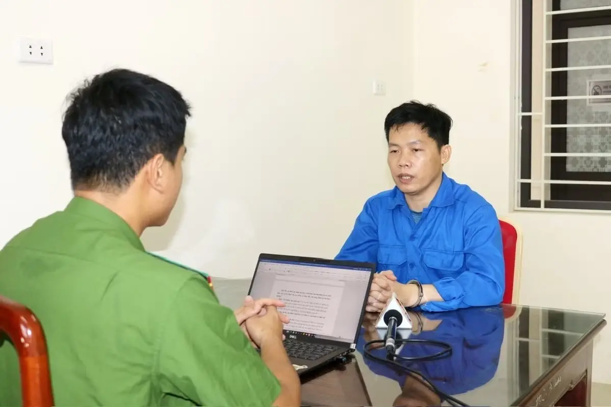Khởi tố đường dây lừa đảo tiền số Canvanex, chiếm đoạt trên 100 tỷ đồng 1 Công an lấy lời khai Lê Trung Hiếu